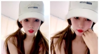 85407-鸭舌帽美少女，双马尾死库水，坚挺美乳粉嫩，脱光多毛粉穴特写，揉搓手指扣弄