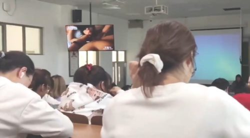 39986-新瓜事件--大学生多媒体教室清晨播放爱情动作片，天仙TV，让大家精神百倍.jpg