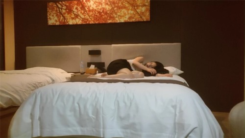 85208-酒店约操气质少妇，撩起裙子吸吮奶子，爆插骚逼，大白屁股骑坐 (2).jpg