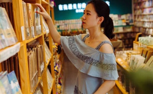 72347-青岛少妇❤️谢梦娜❤️一边玩游戏一边做爱爽得大叫时配合着游戏死亡时的大叫糊.jpg