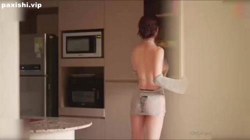 72983-巨乳反差婊巨乳辛尤里露背装勾引水电工精液射满酥胸.jpg