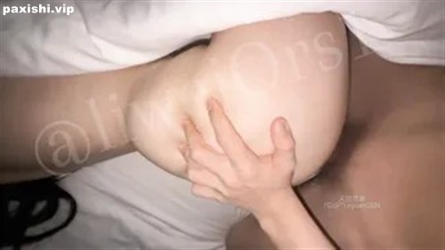 73224-【6月新档】05年腹肌大长屌新人「里维」时隔一个月的doi实录。边喝酒边看电影就.jpeg