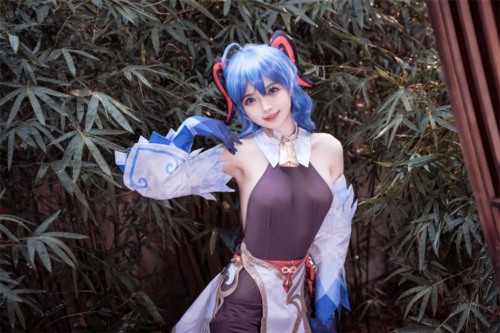 86060-稚气萌新推特00后露脸美少女，超色情Cos甘雨粉嫩凸激乳粒娇艳欲体粉嫩白虎 (1).jpg