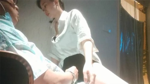 86073-真实搞足疗女，衬衣美腿极品御姐，拨开短裤磨蹭骚逼，大白屁股极度诱惑 (1).jpg
