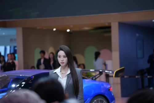 86077-精选街拍视频 No.8920 2025年上海车展视图合集 215P45V (2).jpg