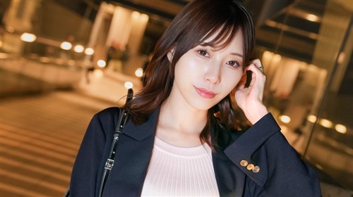 SIRO-5527 枫，一位技艺娴熟的职场女性，瞒着丈夫申请了工作。她竟然是模特？！舔她的.jpg