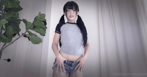86658-超可爱美少女kittyxkum最新-双马尾邻家妹妹打扮直接撕开牛仔热裤开插.jpg