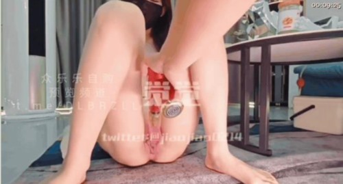 87201-推特调教大神「永夜DS」专属喷水母狗「觉觉」，炮机自慰调教，超大道具抽插化身.jpg