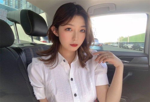 87400-清纯大波翘臀奔放正妹【辉夜姬】私拍各种反人类调教群P喝尿炮击多人颜射场面令.jpg