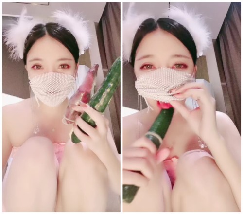 87588-漂亮眼睛口罩美女钟爱黄瓜自慰，舔弄黄瓜展示口活，站立抬腿特写黄瓜插入高潮出浆 (1).jpg