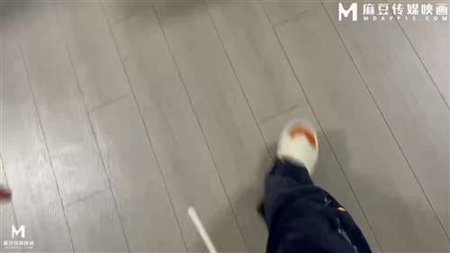 74742-用裸照威胁女儿高中的闺蜜_被我操的边哭边流水 趁老婆睡着，跟女儿寻欢作爱.jpg