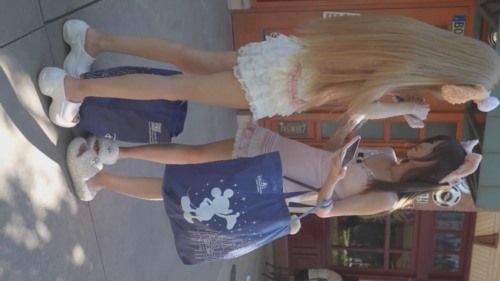 87804-【banana cat系列】超短吊带裙美女游乐园打卡拍照没穿安全裤弯腰拿东西侧面露毛 (1).jpg