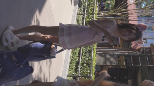 87804-【banana cat系列】超短吊带裙美女游乐园打卡拍照没穿安全裤弯腰拿东西侧面露毛 (2).jpg