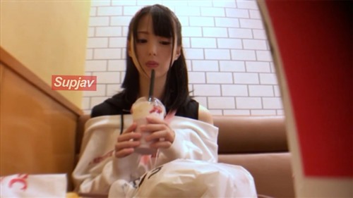 FC2PPV 4793671 史上最高に可愛い女子大生18歳。愛液だらけ潮吹きまくりで絶頂するも.jpg