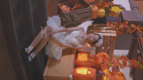 87865-【banana cat】系列极品天使裙美女游乐园拍照开灯CD微透白内内裤勒住逼户型饱满 (1).jpg