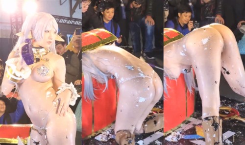 87866-台湾成人漫展大尺度cosplay各种长枪短炮捕捉众多美女模特各种不经意的走光 (2).jpg