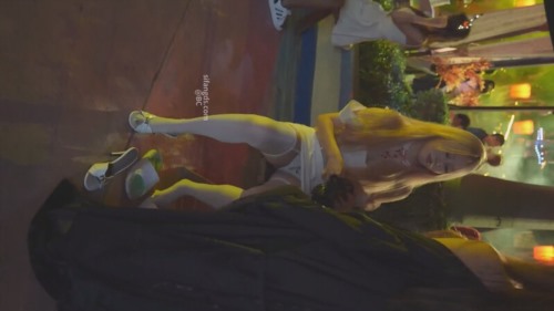 88015-游乐园偷拍极品吊带袜骚货CK内裤外露.坐过山车拍手机被甩飞 (2).jpg