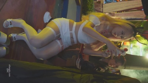 88015-游乐园偷拍极品吊带袜骚货CK内裤外露.坐过山车拍手机被甩飞 (1).jpg