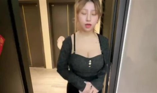 77403-代班看护人员 丰满的双峰充满弹性柔嫩触感 剧烈高速的冲撞着她性感的胴体.jpg