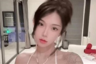 77095-纹身精神美女足交口交丝袜后入