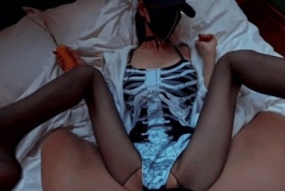 76487-黑丝足交下面插着上面玩着双脚