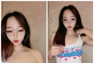 85121-眼镜红唇小姐姐新人诱惑，齐逼小短裤扭动细腰，超浓密多毛骚逼