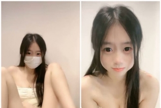 85785-极品尤物美少女！露脸自慰诱惑！外表甜美清纯，白丝袜多毛骚逼，翘起双腿掰穴，白嫩柔软奶子