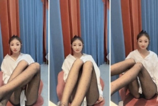 88263-最新土豪大哥花高价拿下，身高175cm，【06纯欲车模】，无套啪啪，露脸，虽然胸小但是气质佳，近景特写小表情