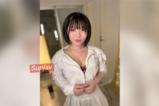 FC2PPV 4669608 990积分到第9名！！ 大明治21岁白肤F杯JD笑容可爱P活跃女儿油压按摩让她感觉自己处于抽搐高潮并被射中