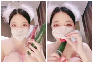 87588-漂亮眼睛口罩美女钟爱黄瓜自慰，舔弄黄瓜展示口活，站立抬腿特写黄瓜插入高潮出浆