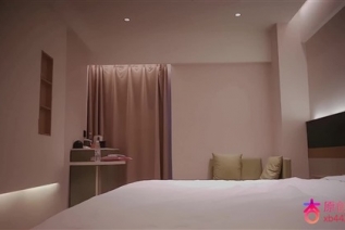 76281-今天约了个放假兼职的大学学妹。带了身女仆装让她穿上玩儿。学妹事先刮了毛，下面白白净净大力抽插起来还会喷水