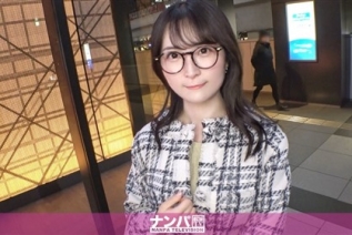 200GANA-3242 认真搭讪，初次拍摄。2191 用草莓做诱饵，搭讪一位白皙、认真的素人，她戴眼镜看起来很棒
