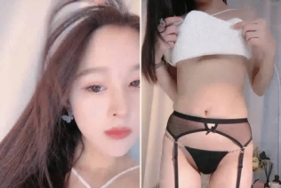 56940-极品尤物！气质网红女神！刚下海性卝感诱卝惑，丁卝字卝裤吊带丝卝袜，顶级美卝腿翘卝臀，水晶假diǎo插粉卝穴