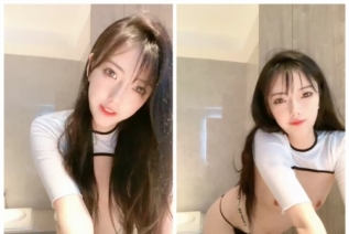 85399-网红女神来袭！浴缸湿身极度诱惑！性感情趣露奶装，坐在浴缸里玩水，自摸扣穴