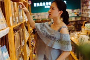72347-青岛少妇❤️谢梦娜❤️一边玩游戏一边做爱爽得大叫时配合着游戏死亡