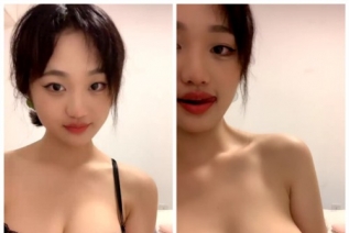 85610-顶级身材超美小姐姐，两个车灯大又坚挺，撩下内衣摆弄