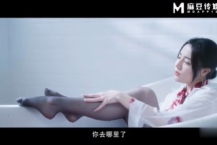 87544-迪丽热巴-绝色空姐黑丝玉足给胡子哥足交 空虚寂寞在浴缸干起了炮