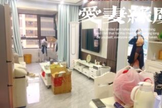 82079-《究极核弹绝版》顶级绿帽奴伺候老婆与单男做爱【绿帽春哥】私拍，看着老婆被别人肏他打飞机与老婆一起吃单男鸡巴