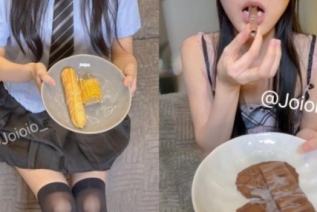 85909-堂妹的精液食物吃播「joioio」「九九」「犬九」《图书馆》被哥哥带进卫生间深喉口爆，全吃光了，带回酒店还