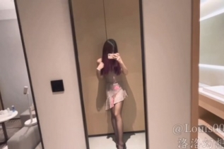85920-清纯女大学妹『洛洛幻想屋』撕开黑丝让外卖小哥用大鸡巴无套后入，被擒住双腿夹紧肉穴塞入肉棒